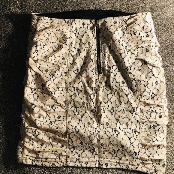 Heart & Soul Lace, Ruched Sides Skirt! (9/10)
Gold Zipper Closure on back! - Picture 4 of 15